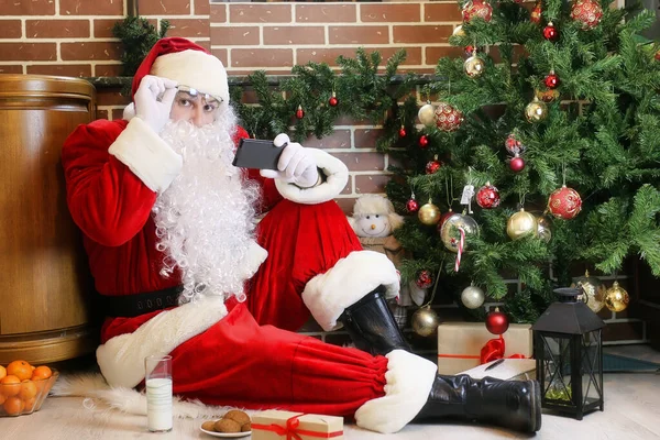 Santa Claus con regalos Árbol de Navidad —  Fotos de Stock