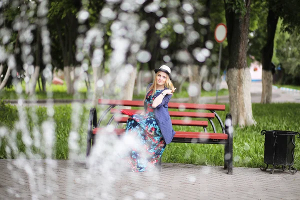 Chica en la calle con un paraguas — Foto de Stock