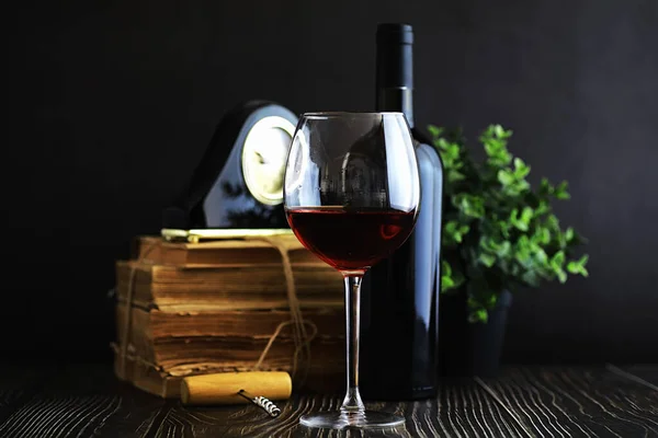 Una copa de vino tinto seco sobre la mesa. Botella oscura y vidrio de w — Foto de Stock