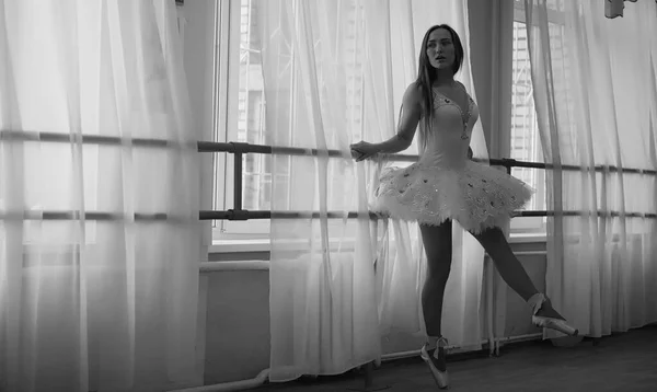 Jovem dançarina de balé em um aquecimento. A bailarina está se preparando para — Fotografia de Stock