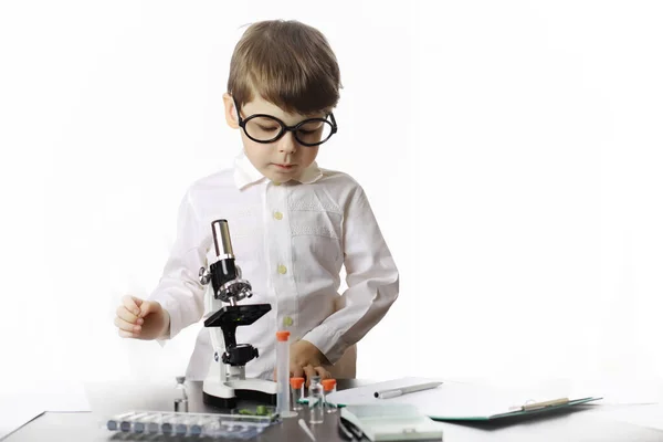 Jóvenes científicos químicos. Doctor, asistente de laboratorio . — Foto de Stock