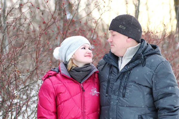 Ung familj med barn på vintern — Stockfoto