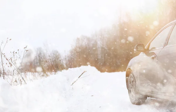 들판에서 눈 덮인 겨울 도로에 자동차. — 스톡 사진