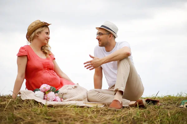 Schwangere Mädchen mit dickem Bauch und junger Mann im Freien — Stockfoto