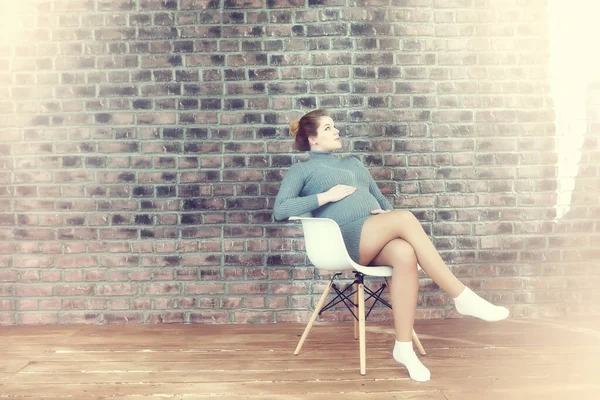 Pregnant young and beautiful girl in a vintage home — Stock Photo, Image