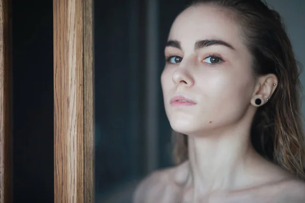 Ein nettes junges Mädchen mit nassen Haaren — Stockfoto