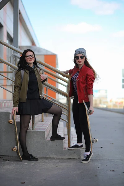 젊은 hipster 여자는 스케이트 보드를 타고. 여자 여자 친구 f — 스톡 사진