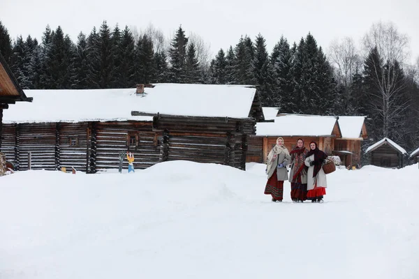 ロシアの中世の農民の伝統的な冬の衣装の人々 — ストック写真
