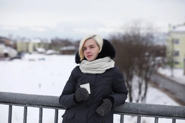 Meninas bonitas jovens em um passeio no inverno — Fotografia de Stock