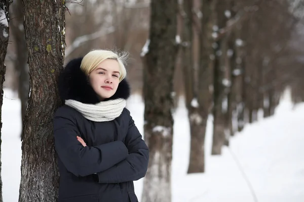 Giovane bella ragazza in una passeggiata nel parco invernale — Foto Stock