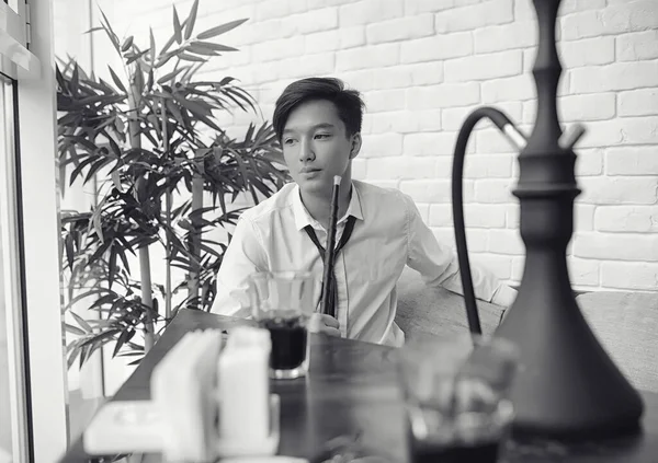 Un jeune homme d'affaires asiatique attend un partenaire dans un café. Bu ! — Photo