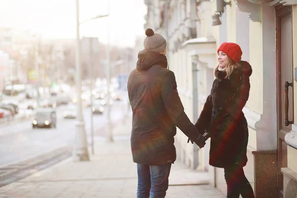 Jeune couple marchant à travers l'hiver — Photo