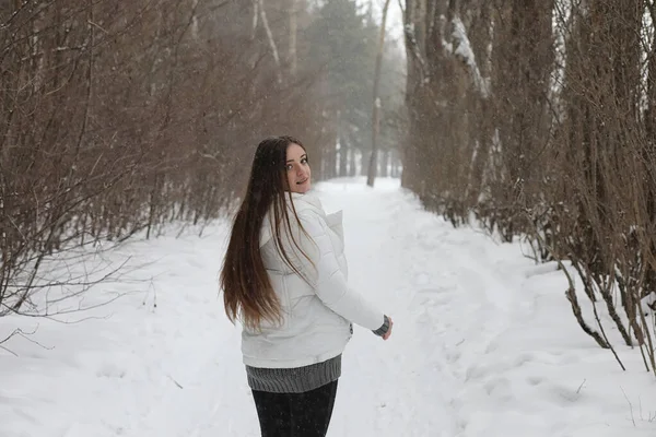 Pareja de amantes en una fecha tarde de invierno en una ventisca de nieve — Foto de Stock