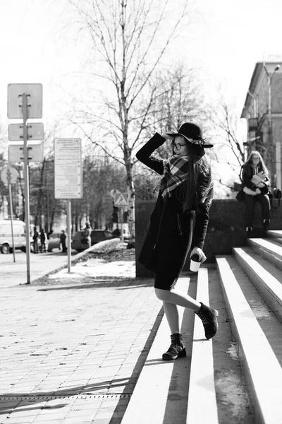 Black and white photo of a young girl on a walk — Stock Photo, Image