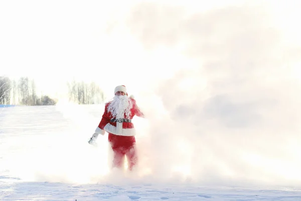 Santa en el campo de invierno. Santa niebla mágica está caminando a lo largo de th —  Fotos de Stock