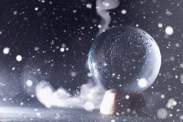 Bola de cristal para predecir el destino. Adivinando para el futuro . — Foto de Stock