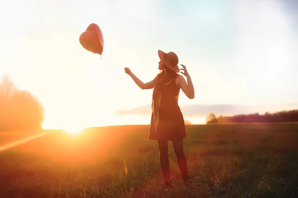 Una ragazza con un cappello mentre passeggia nel parco. Una ragazza con un cesto a piedi — Foto Stock