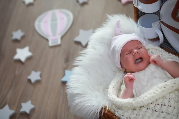 Bebê recém-nascido dormindo envolto em um cobertor — Fotografia de Stock