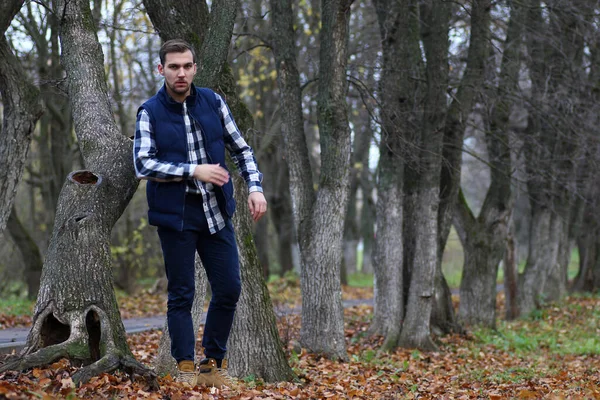 Junger Mann mit Bart im Herbst — Stockfoto