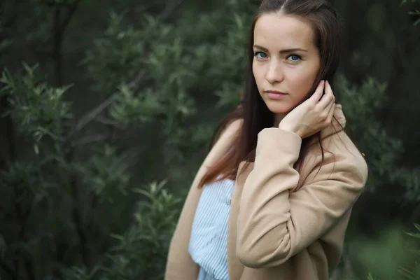 Chica joven en un parque verde — Foto de Stock