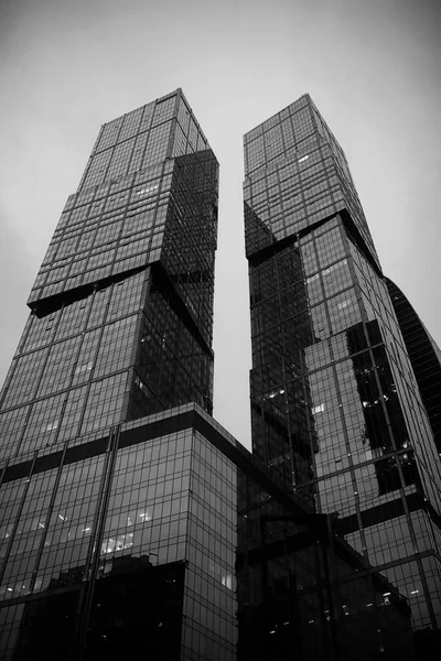 Centro de negócios com arranha-céus altos — Fotografia de Stock