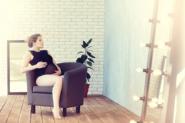 Embarazada joven y hermosa chica en una casa vintage — Foto de Stock