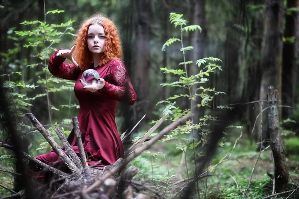 Sorcière tient une sphère rituelle — Photo