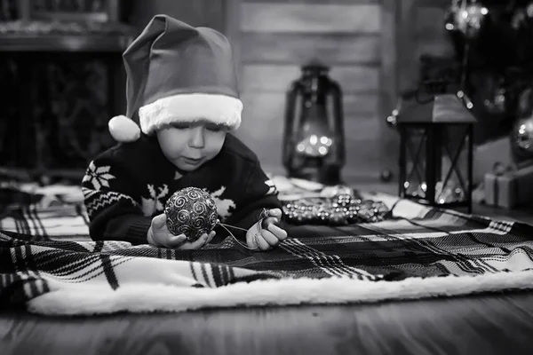 Dziecko czeka na Świętego Mikołaja — Zdjęcie stockowe