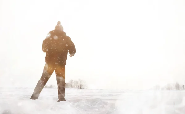 散歩中の男冬の風景。冬の旅の観光客. — ストック写真