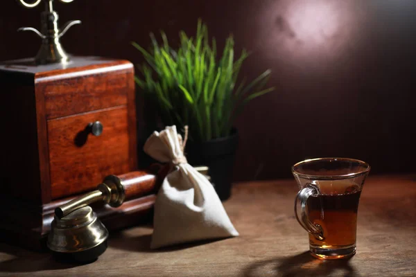 Cervejando chá em uma mesa de madeira — Fotografia de Stock