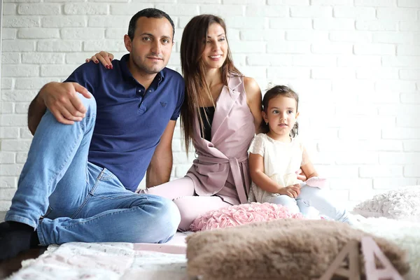 Mooie jonge familie met dochters — Stockfoto