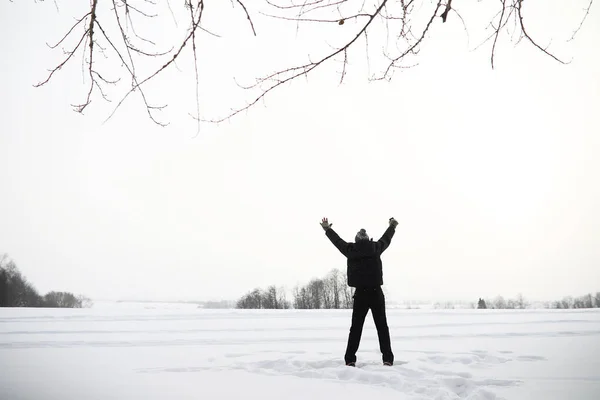 Un hombre de paseo. Paisaje invernal. Turismo en viaje de invierno . — Foto de Stock