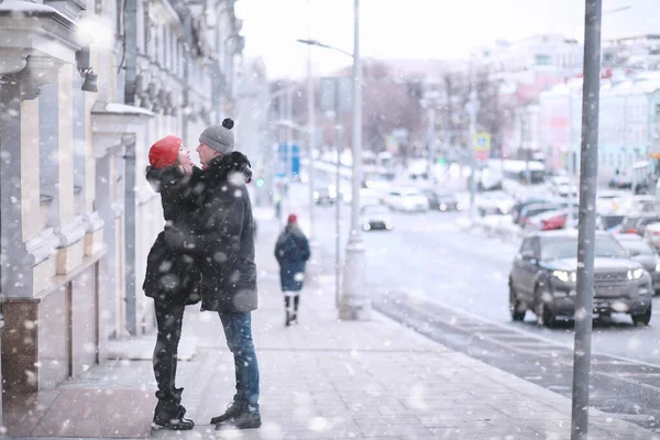 Pareja joven caminando durante el invierno — Foto de Stock