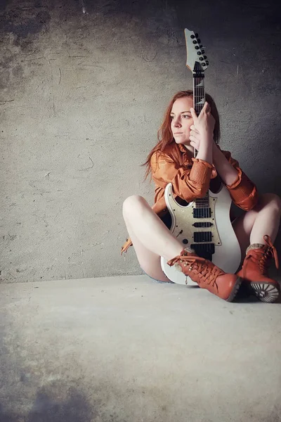 Jeune fille rousse avec une guitare électrique. Rock musicien gir — Photo