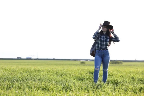 Ein Mädchen reist den Sommer durch das Land — Stockfoto