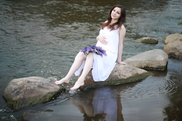 Mujer Embarazada Naturaleza Para Paseo Verano — Foto de Stock