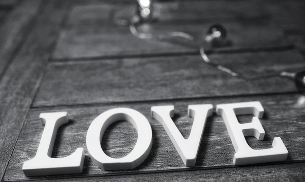 Ahşap arka plan üzerinde beyaz tahta harflerle yapılan kelime aşk — Stok fotoğraf