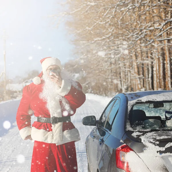 Дід Мороз виходить з подарунками від на відкритому повітрі. Санта в червоний су — стокове фото