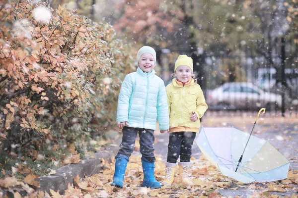 Çocuklar parkta ilk kar yürümek — Stok fotoğraf