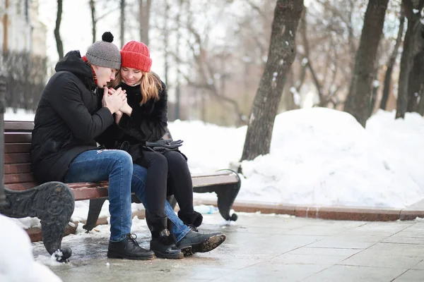 Pareja joven caminando durante el invierno — Foto de Stock