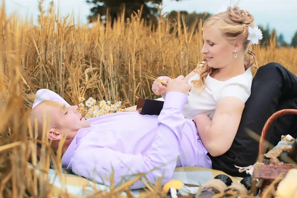 Просто одружені коханці ходять в полі в осінній день — стокове фото