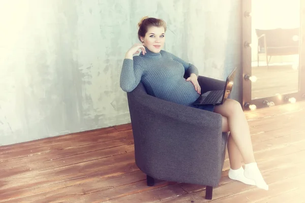 Gravid ung och vacker flicka i en vintage hem — Stockfoto