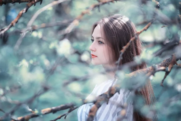 Une fille dans un parc vert printanier — Photo