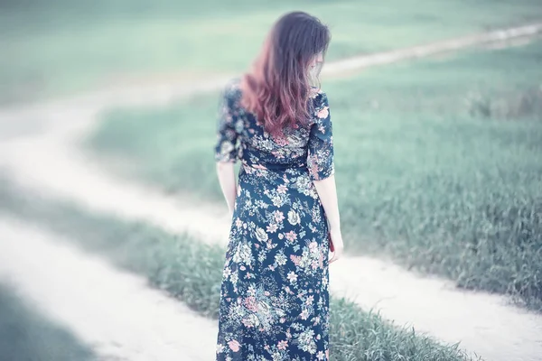 Schwangere Mädchen in einem Kleid in der Natur — Stockfoto