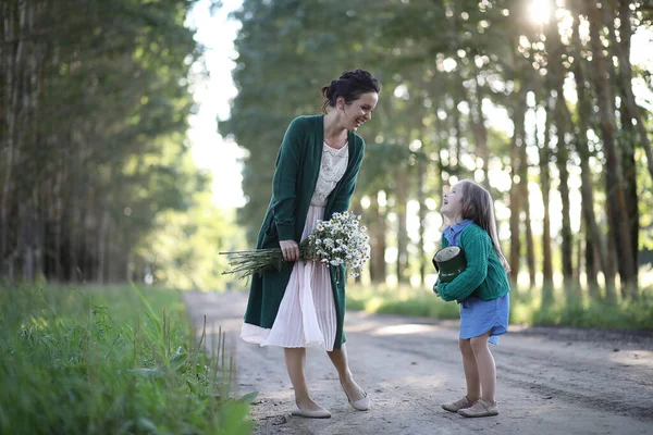 Mother with daughter walking on a road — Stock Photo, Image