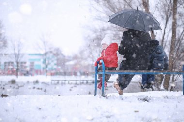 Çocuklar parkta ilk kar yürümek