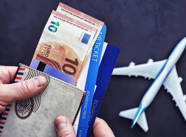Uçak bileti ve uçuş için pasaport. Seyahat konsepti. Bilet