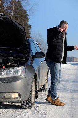 Adam kırık araba açık duruyor