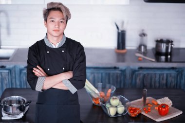 Mutfakta Asya aşçı gıda aşçı elbiseli hazırlar