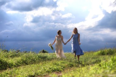 Genç kızlar alanına yürüyor